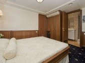 Deluxe Stateroom - Bed and enterance