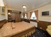 Deluxe Junior Suite - Bed and sofa