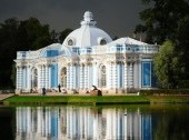 The Grotto Pavilion located on the northern bank of the Grand Pond is a real gem of the Catherine's Park