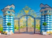 Beautiful view of the king's gate in the Catherine Park