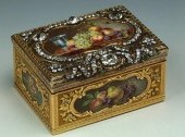 Hermitage Diamond Room - Табакерка Золото, серебро, эмаль, бриллианты, изумруды; чеканка, гравировка, роспись, пунцирование. 3.1x6x4.5 см Дюкролей, Жан. Франция. Париж. 1760 г. Поступила до 1859 г.