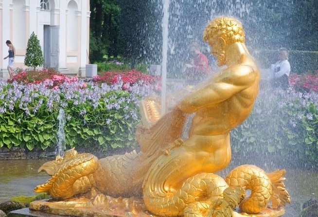 Fountain "Samosn tearing the lion's mouth"