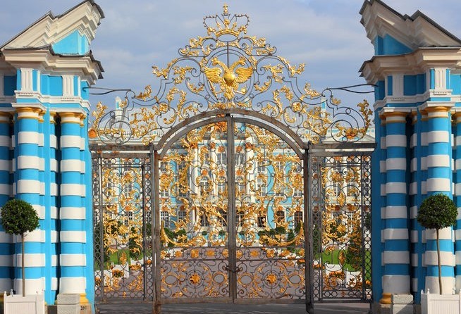 Exquisite entrance gates that lead to the territory of the Catherine's Palace