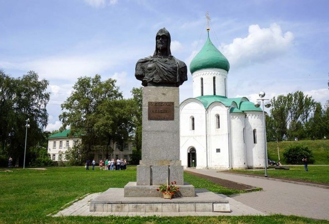 Pereslavl-Zalessky: Red Square - Monument to Alexander Nevsky