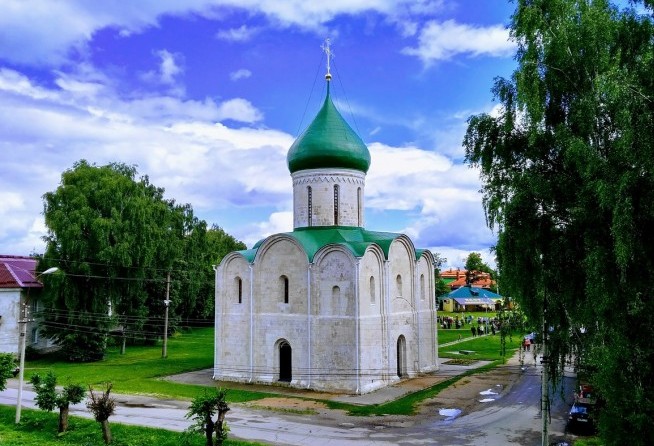 Pereslavl-Zalessky: Red Square - The Transfiguration cathedral