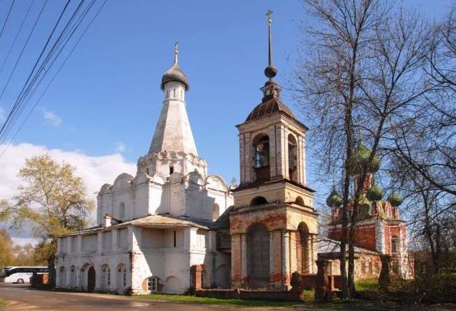 Pereslavl-Zalessky: Red Square - The church of Peter the Metropolitan