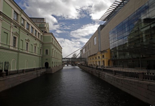 The Mariinsky Theater complex straddles the Kryukov canal in downtown St. Petersburg, with the old (left) and new theaters connected by a glass gangway.