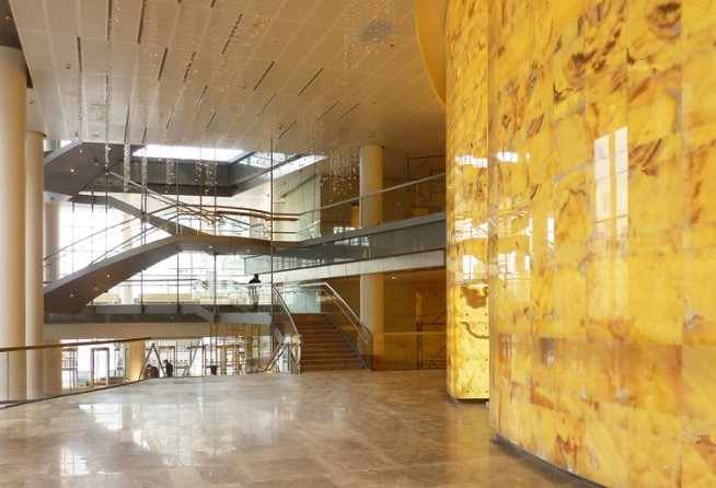 Mariinsky II- lobby view through the onyx wall