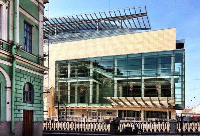 Mariinsky II - entrance view with the historic structure in the foreground