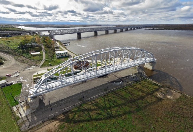 Railway bridge across the Amur river